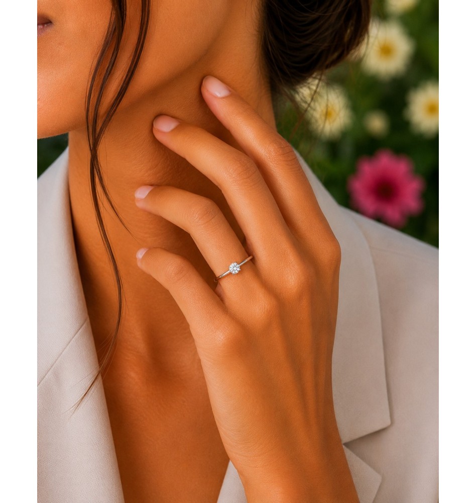 Anillo solitario V oro blanco y diamante 0,15